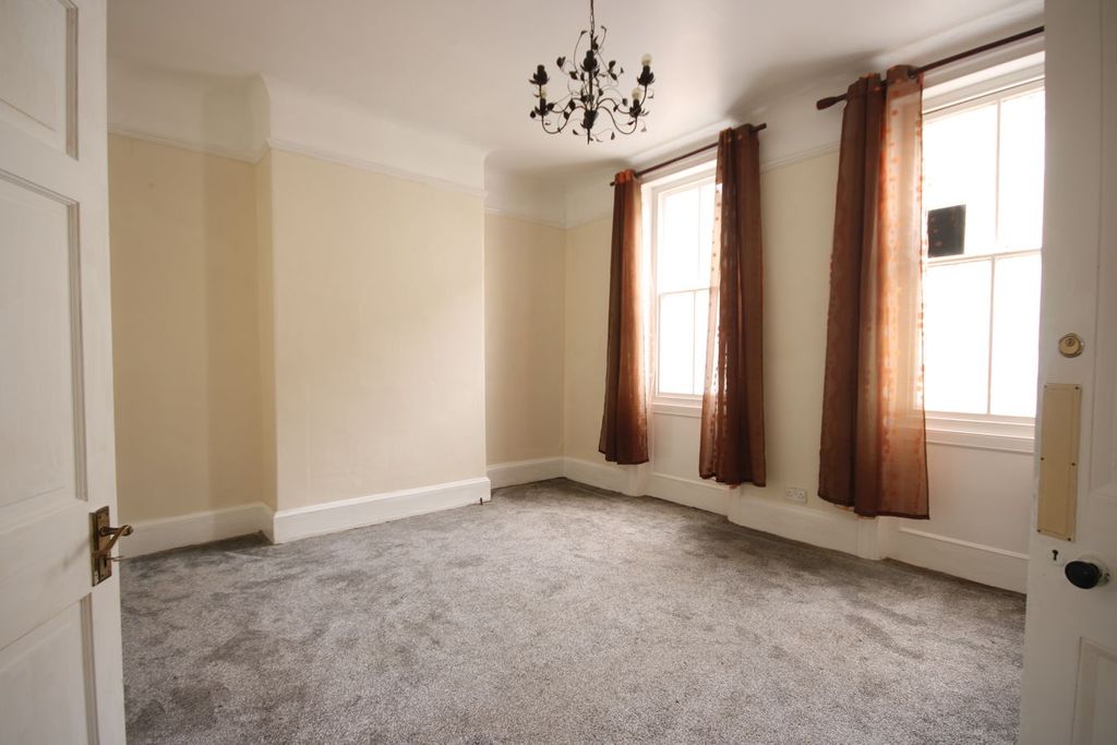 Property photo 3 of 33