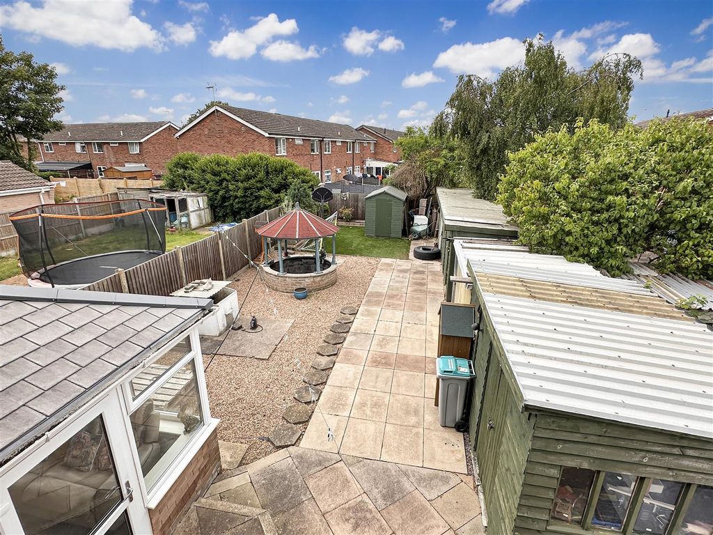 Property photo 3 of 21 Large Rear Garden 592