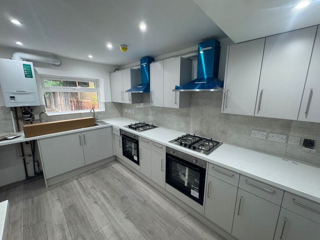 Property photo 1 of 15 5 Bed Semi-Detached House To Rent Maple Close, Hayes Ub4