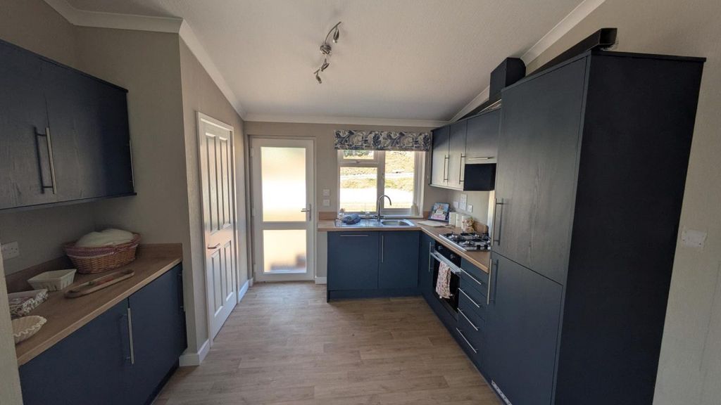 Property photo 2 of 7 39 Ecs Omar Westbury Kitchen