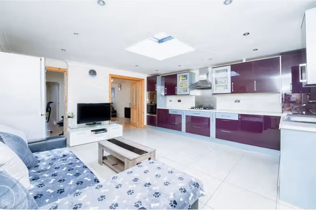 Property photo 3 of 12