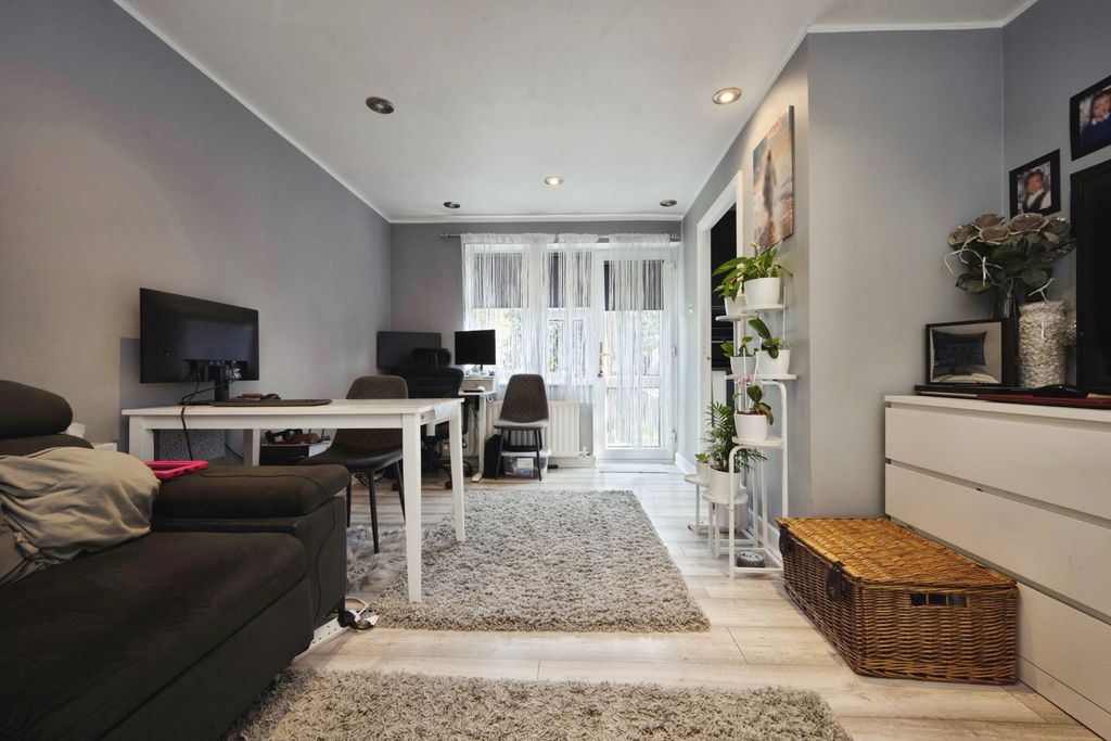 Property photo 3 of 12 Lounge