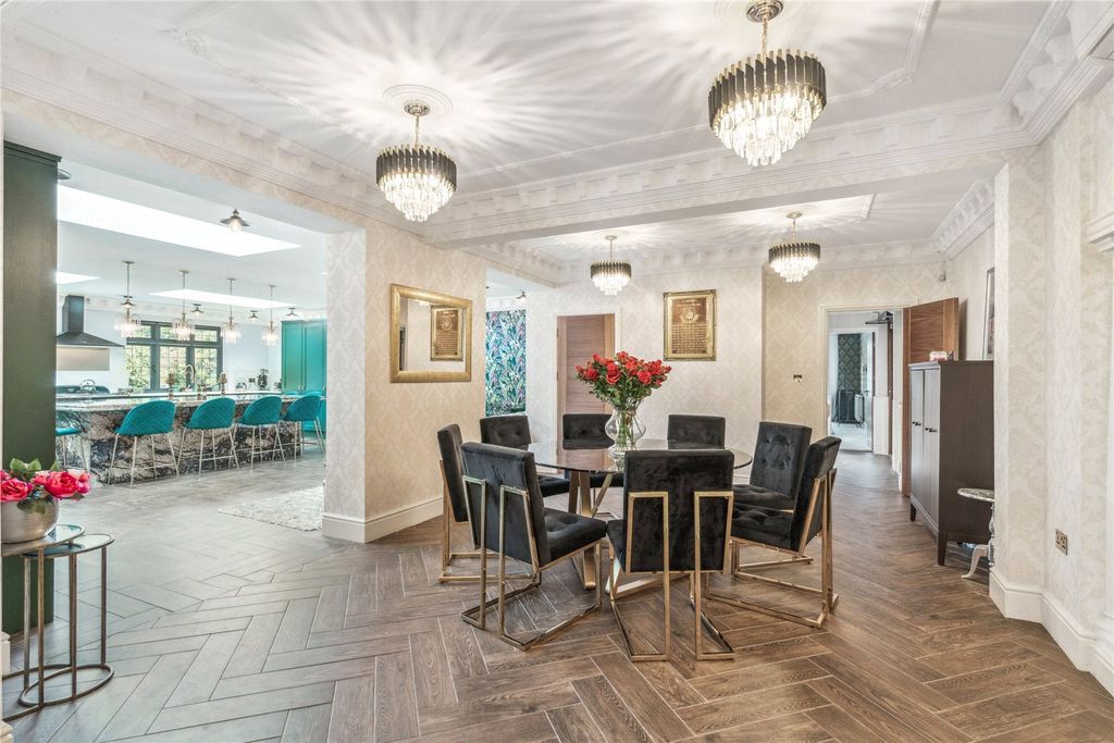 Property photo 3 of 18 Breakfast Room