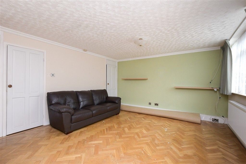 Property photo 3 of 14 Lounge