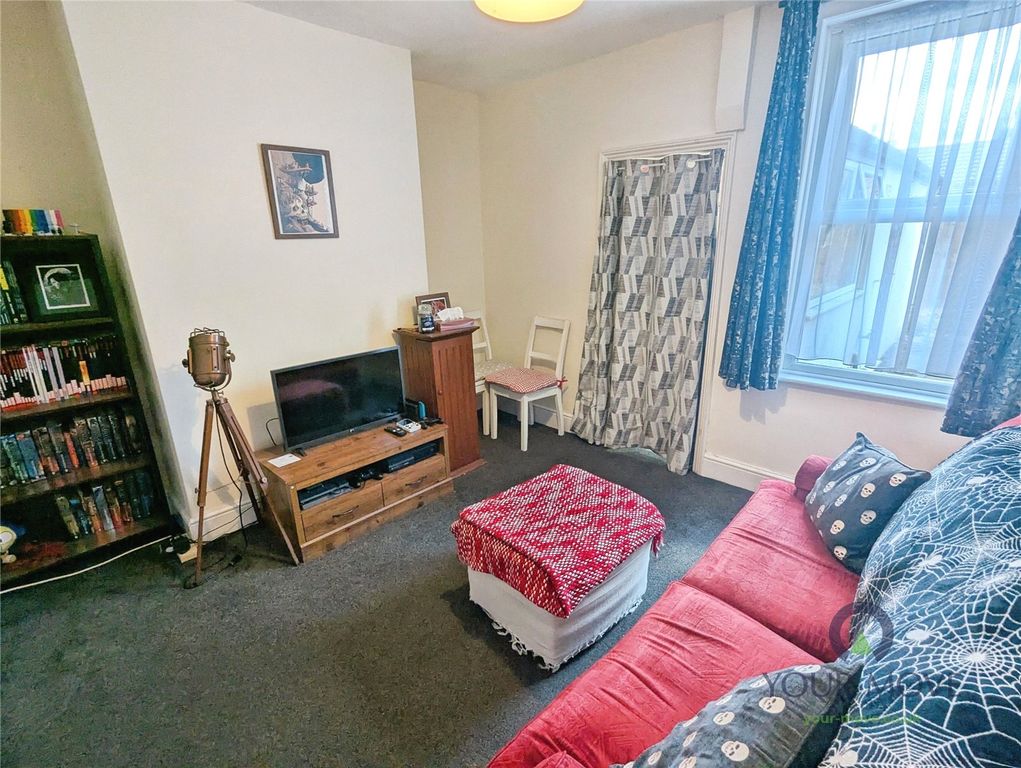 Property photo 3 of 12 Lounge