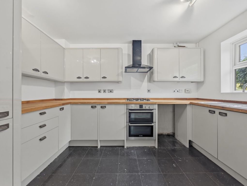 Property photo 3 of 19 Kitchen