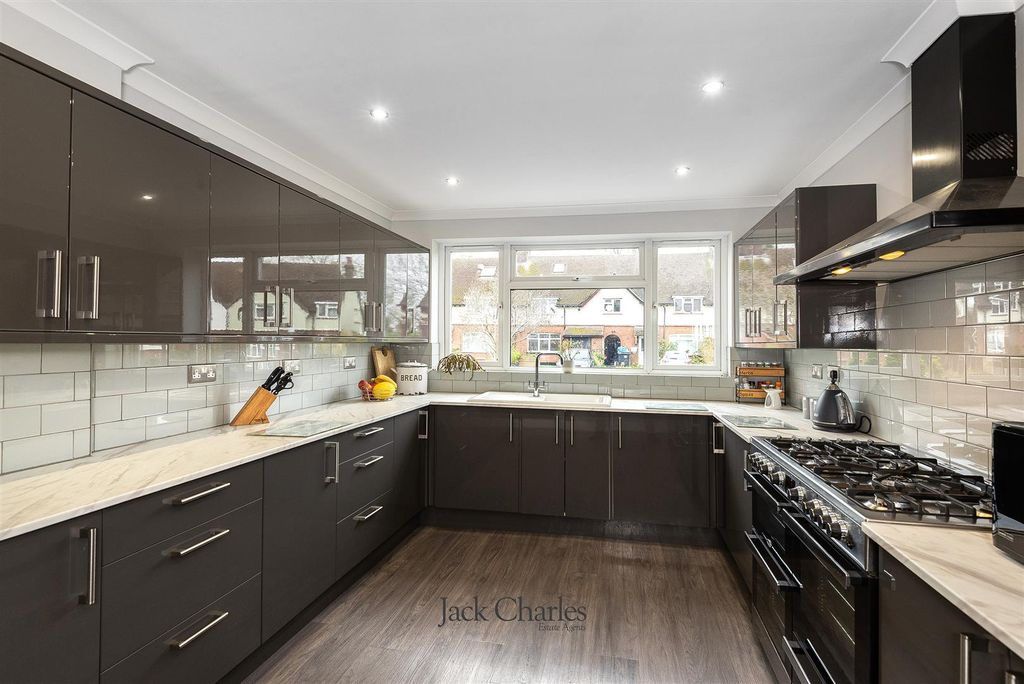 Property photo 2 of 16 23 Barden Park Rd, Tn9 1Xd 004.Jpg