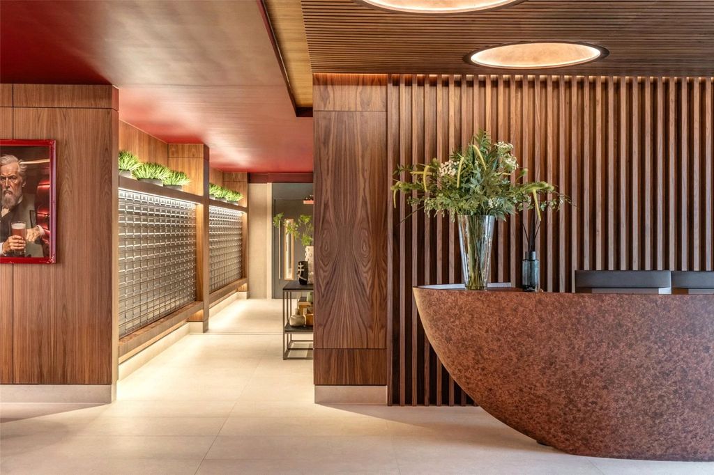 Property photo 3 of 14 Waterhouse Gardens