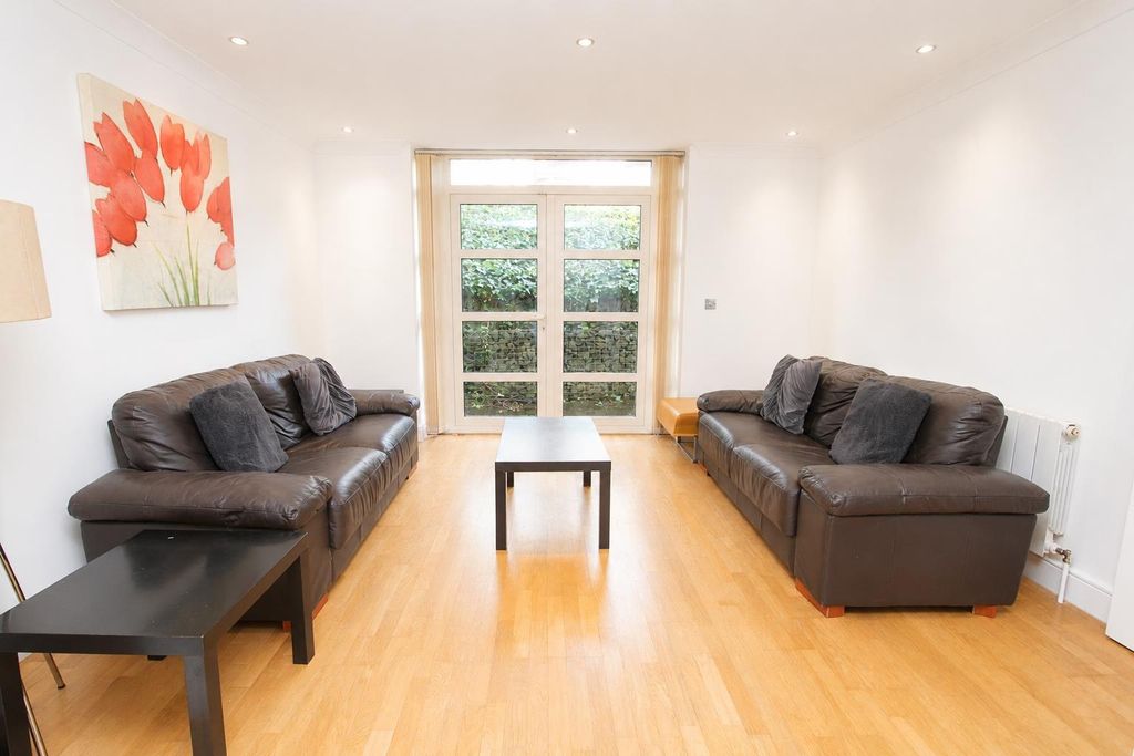 Property photo 3 of 12 Bright Lounge With Leather Sofas And Garden Access...