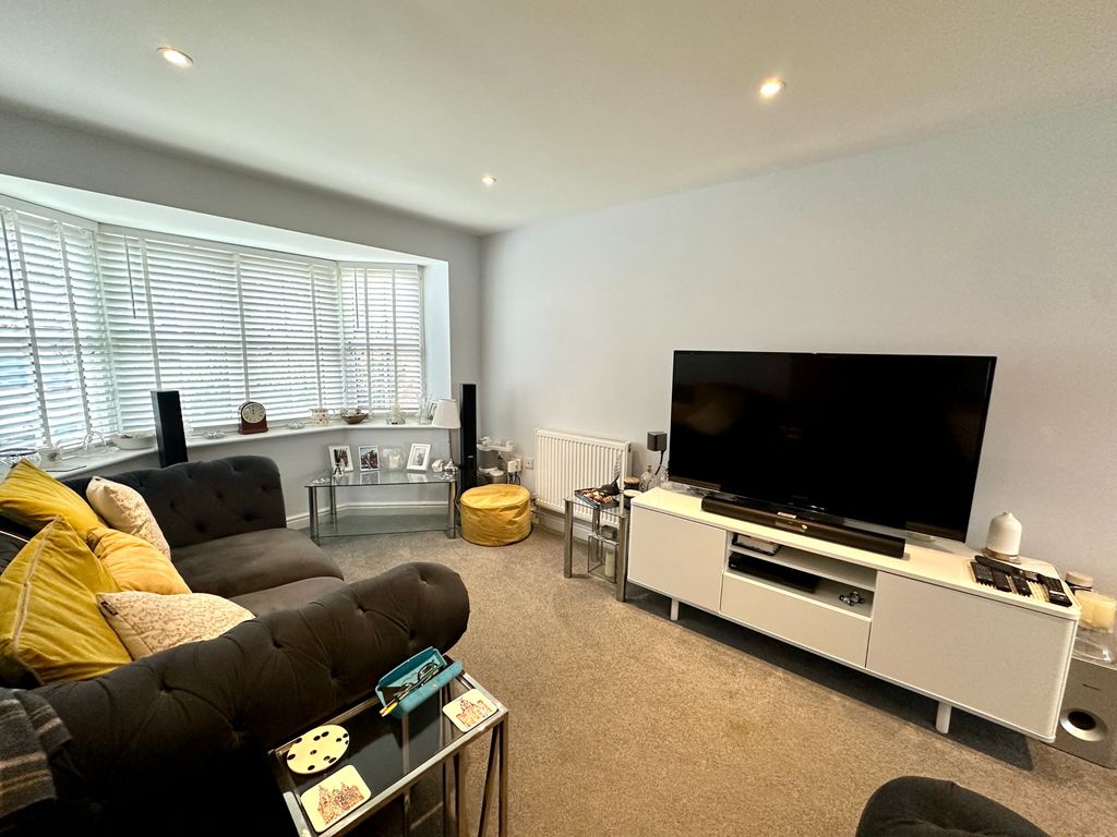 Property photo 2 of 28