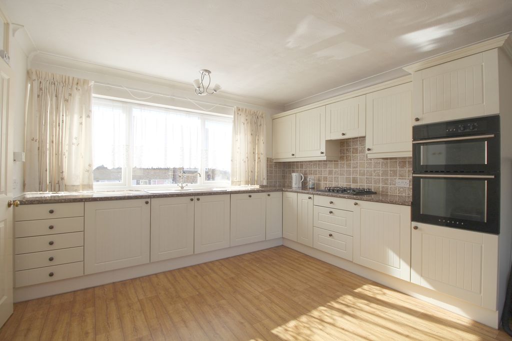Property photo 2 of 11 Kitchen