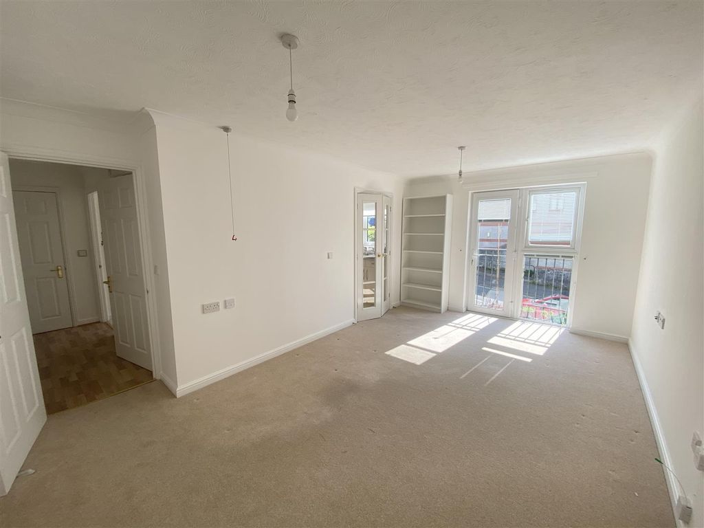 Property photo 2 of 13 Lounge