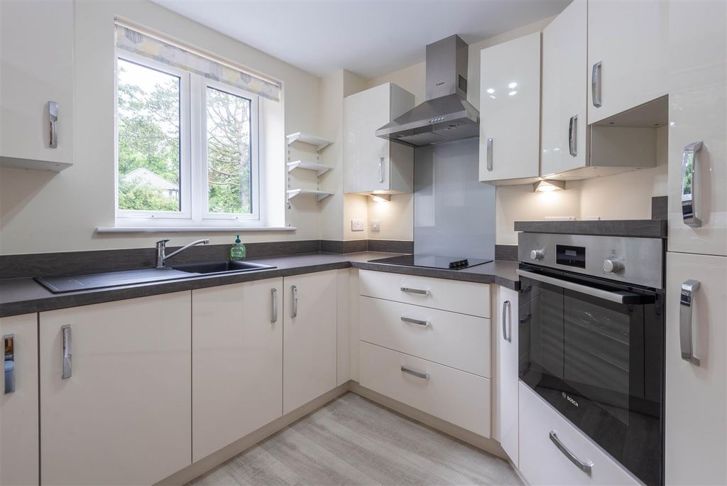Property photo 2 of 11 Kitchen