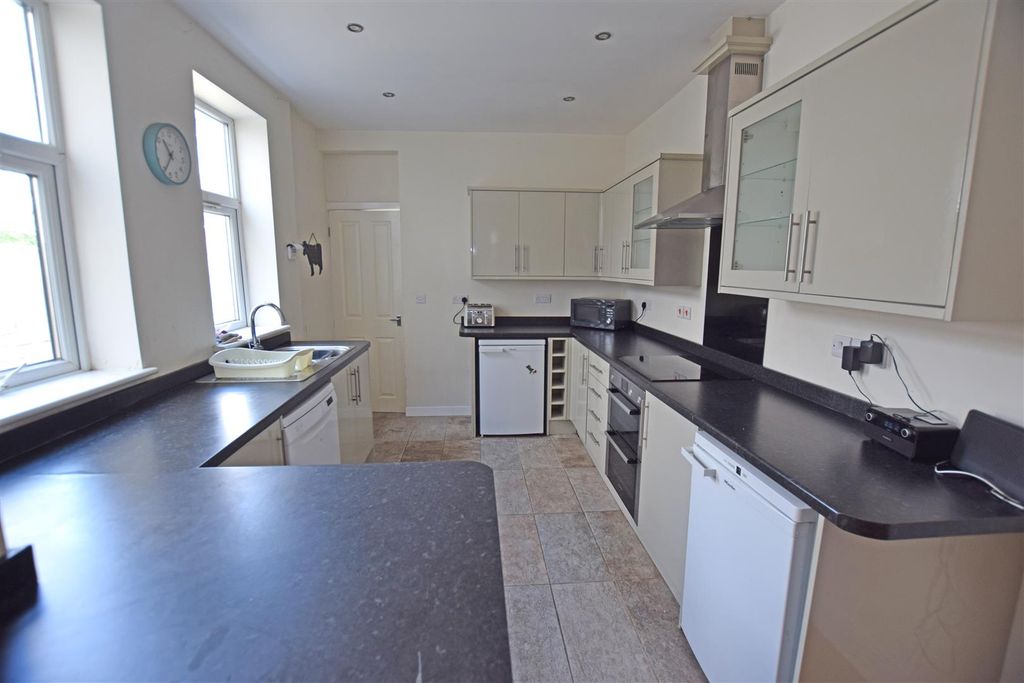 Property photo 3 of 14 Kitchen.Jpg