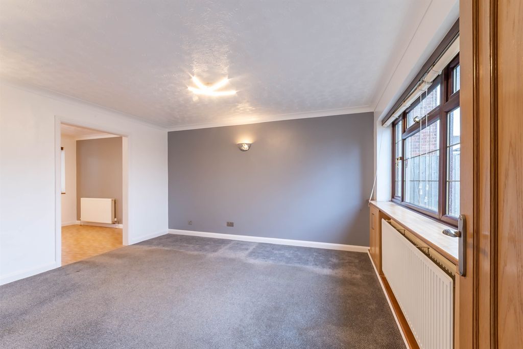 Property photo 3 of 21 Lounge