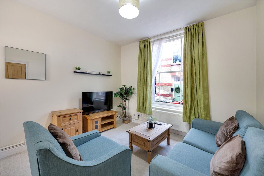 Property photo 2 of 15 Picture No. 12