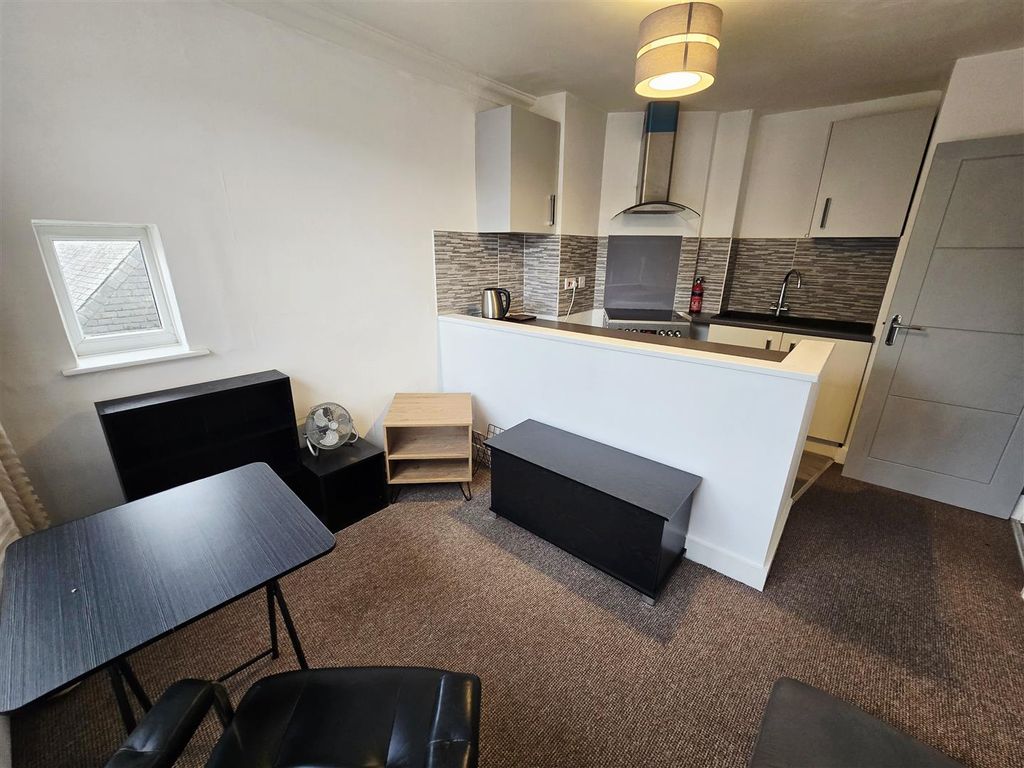 Property photo 2 of 8 1000065733.Jpg