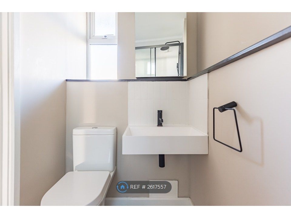 Property photo 2 of 11 Bathroom