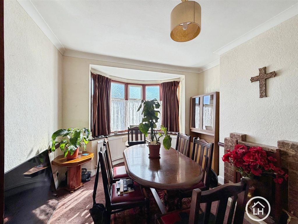 Property photo 3 of 11 Dining Room