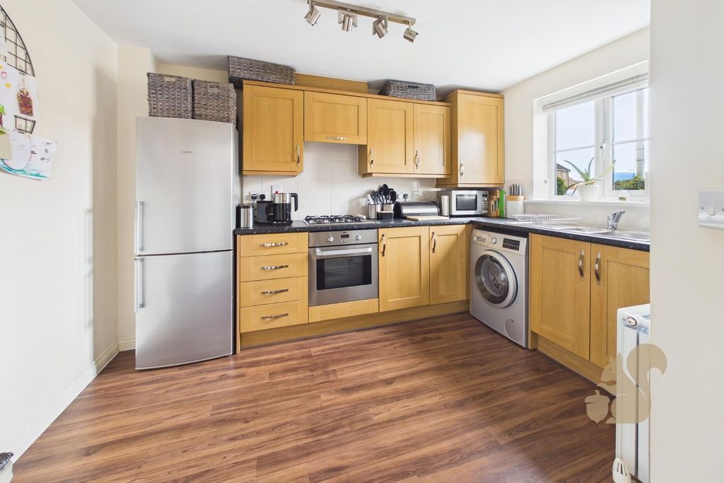Property photo 3 of 19 Kitchen