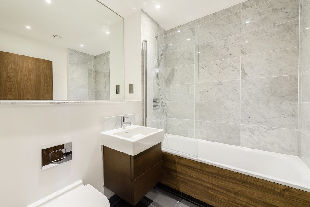 Property photo 1 of 9 Bathroom