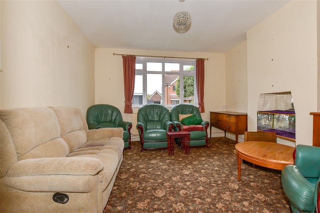 Property photo 3 of 8 Lounge