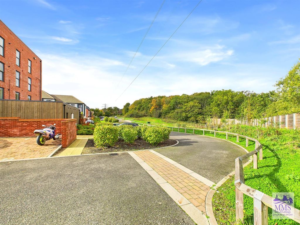 Property photo 2 of 16 Cam04098G0-Pr0122-Still020.Jpg