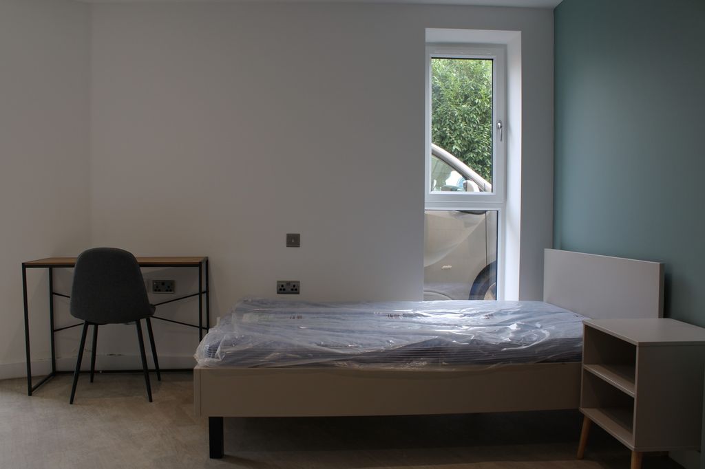 Property photo 3 of 5 A Bright And Inviting Double Bedroom Featuring Mod...