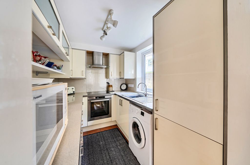 Property photo 3 of 11 Kitchen