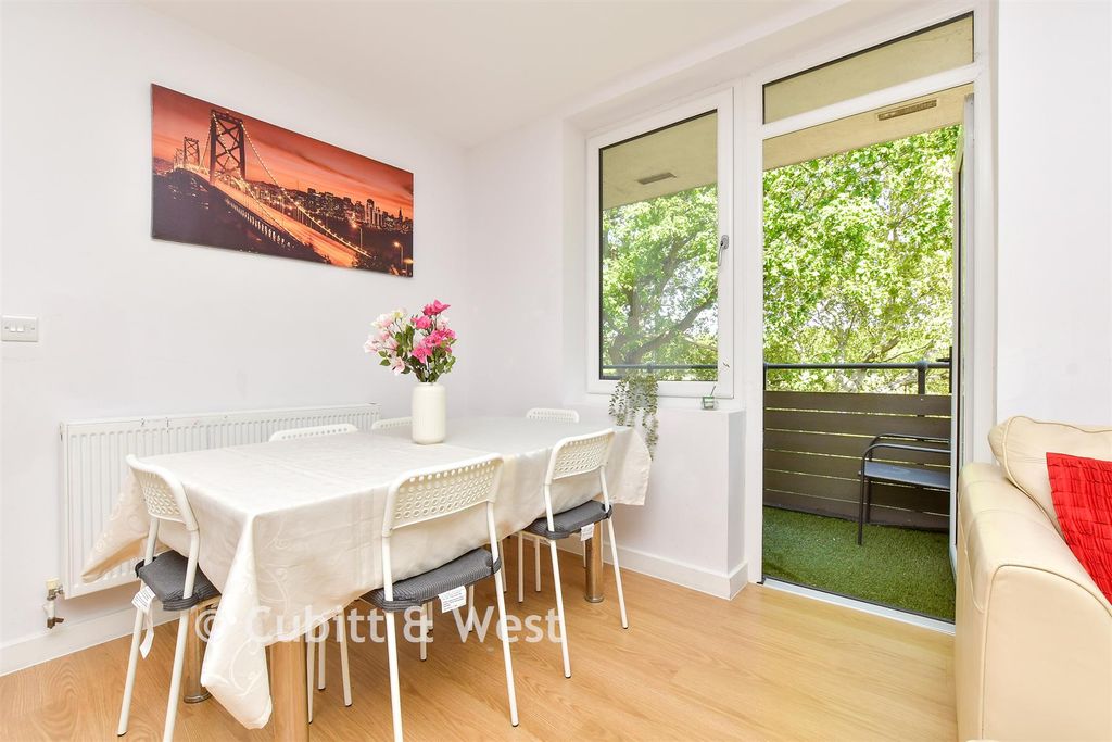 Property photo 1 of 11 Lounge / Kitchen