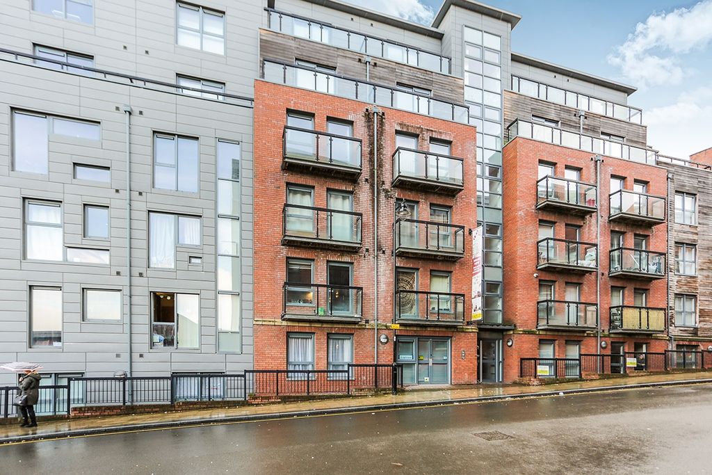 Property photo 3 of 8 Communal Entrance