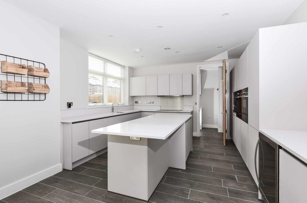 Property photo 3 of 12 Kitchen