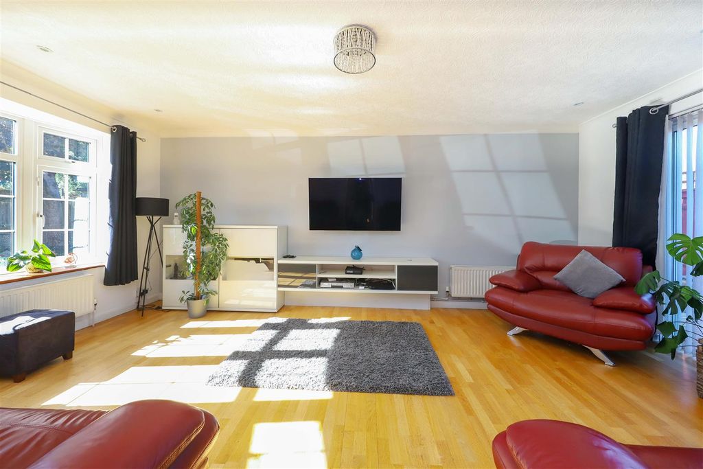 Property photo 2 of 20 Lounge