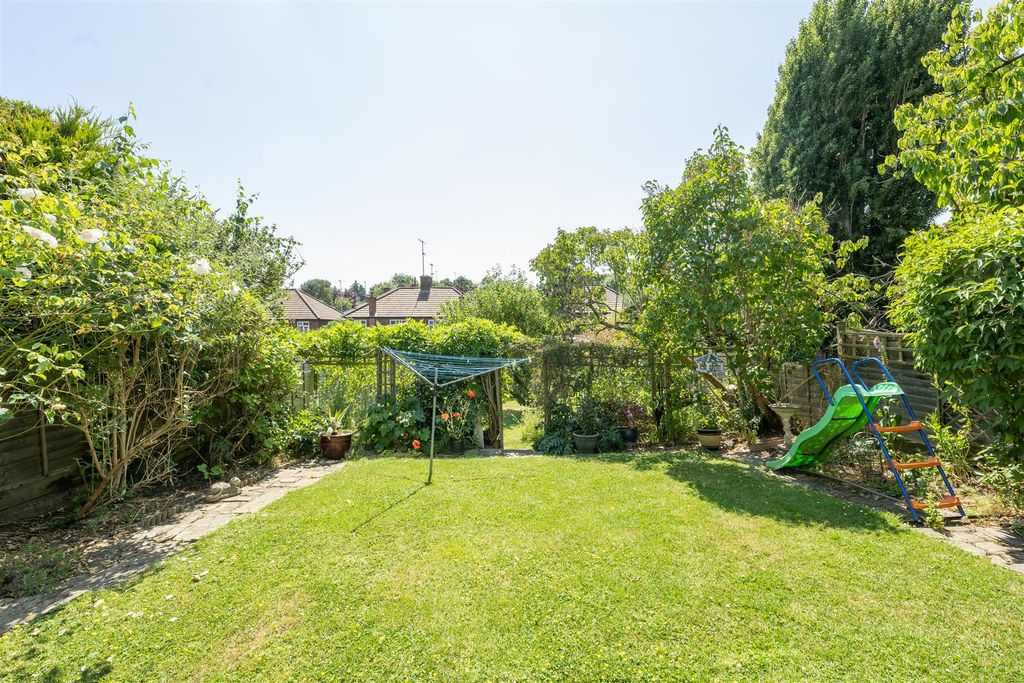 Property photo 2 of 28 Abbotsford Gardens, Ig8