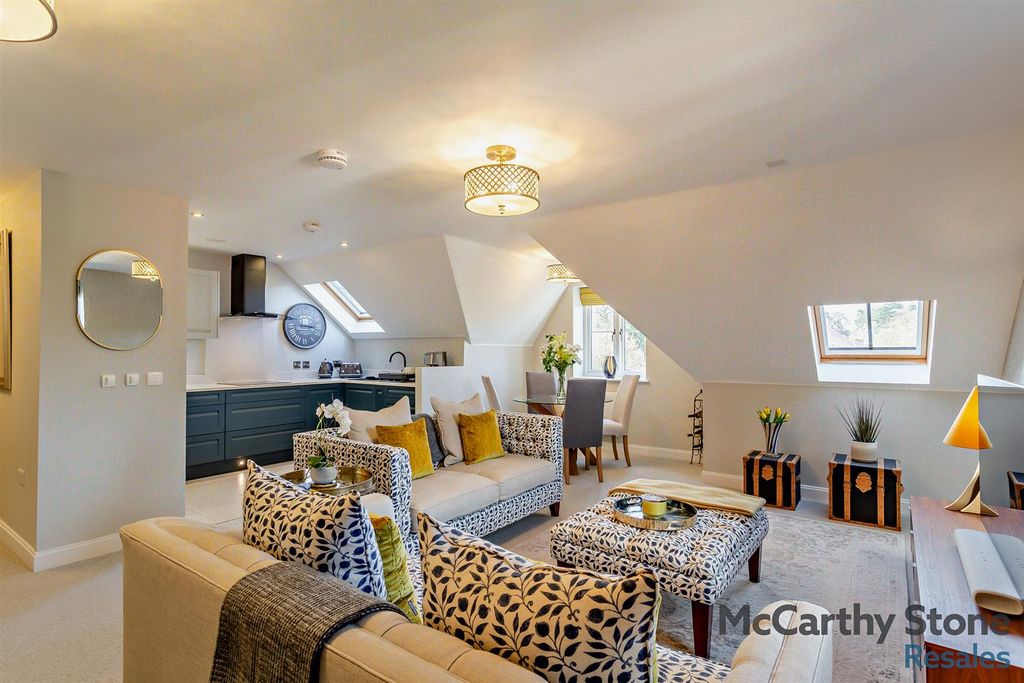 Property photo 2 of 27 8684365-Interior19-800.Jpg