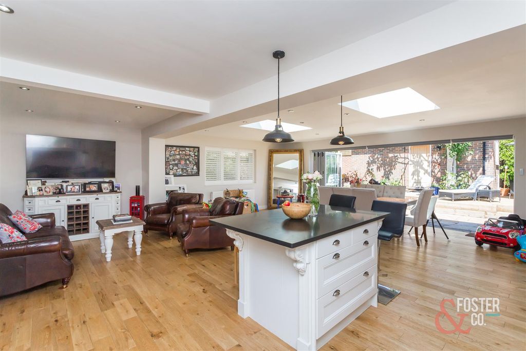 Property photo 3 of 17 King George VI Drive 83-5.Jpg
