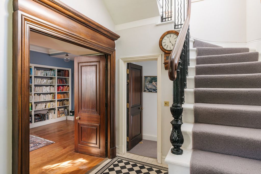 Property photo 3 of 38 Entrance Hall