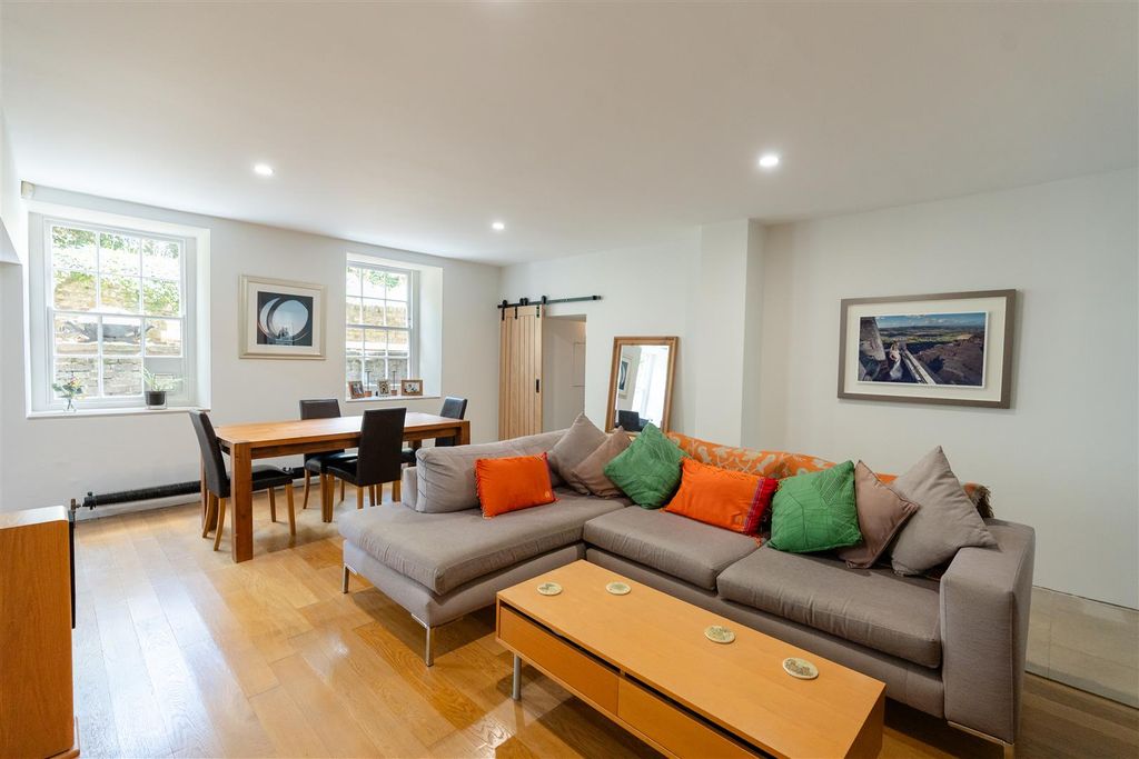 Property photo 3 of 17 23A Dartmouth Row - 037.Jpg