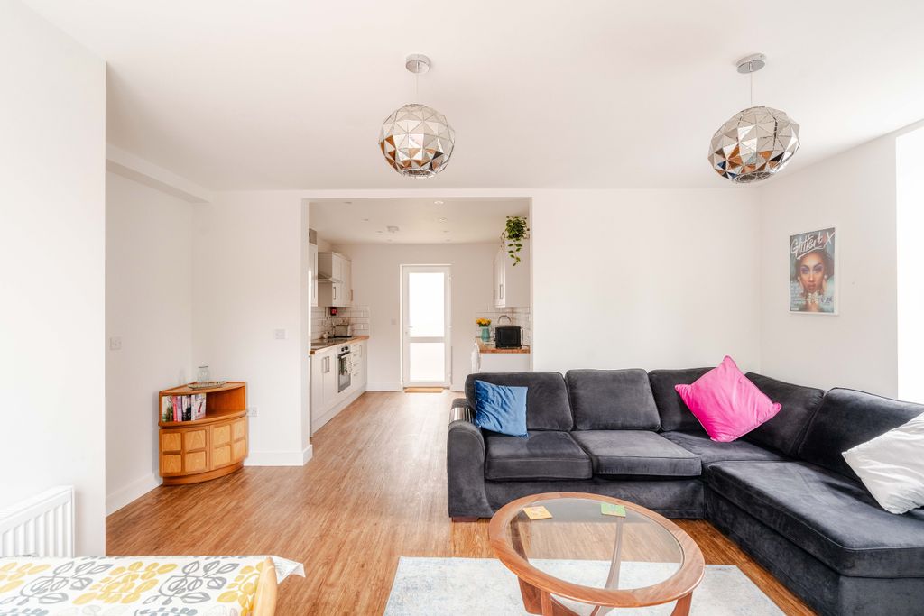 Property photo 2 of 12 6