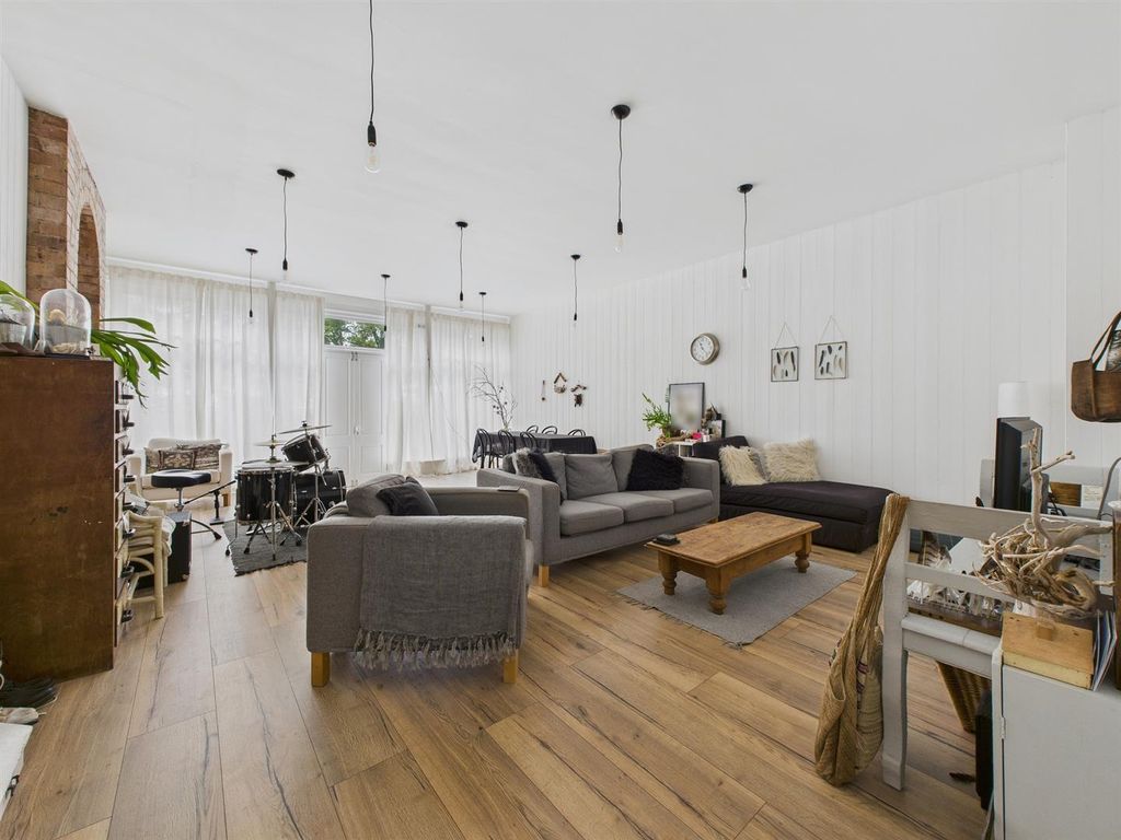 Property photo 3 of 28 Cam03972G0-Pr0135-Still004.Jpg