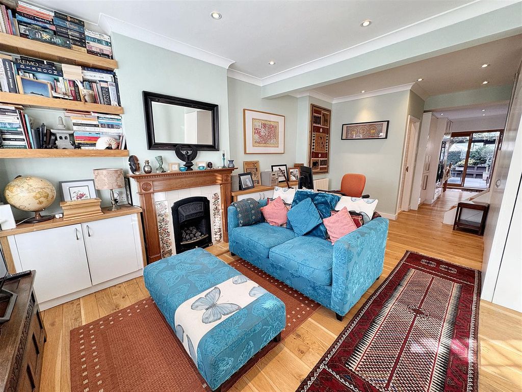 Property photo 2 of 16 Through Lounge