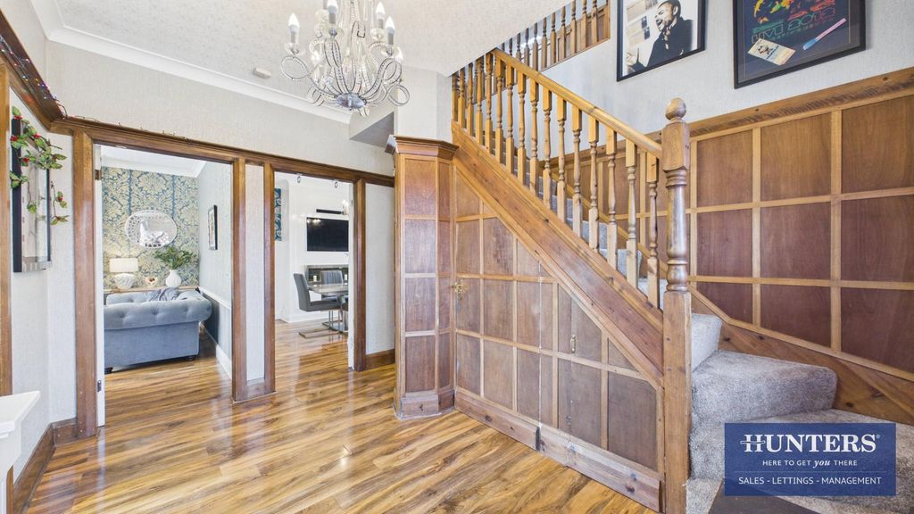 Property photo 2 of 19 Hallway