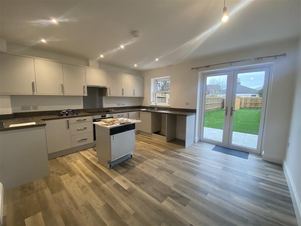 Property photo 3 of 11 Kitchen