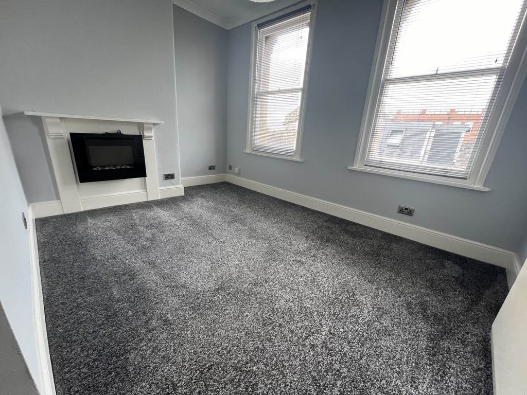 Property photo 3 of 6 Lounge