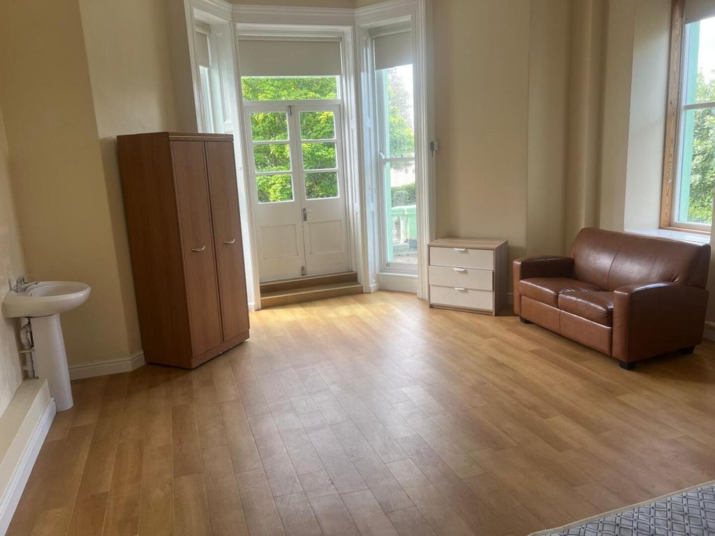 Property photo 1 of 5 Living Room