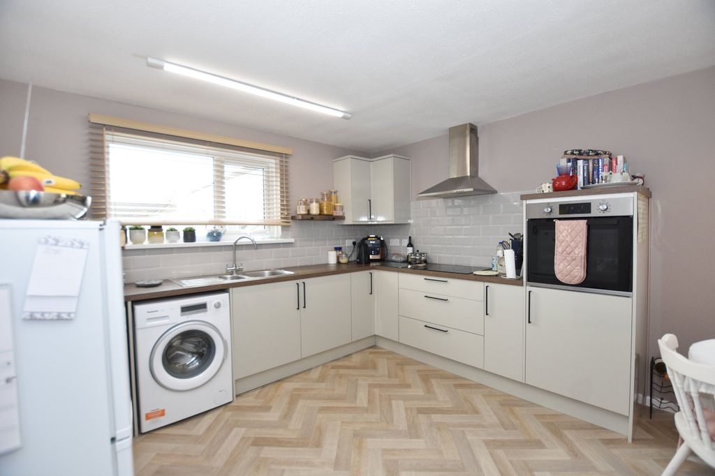 Property photo 2 of 9 Kitchen