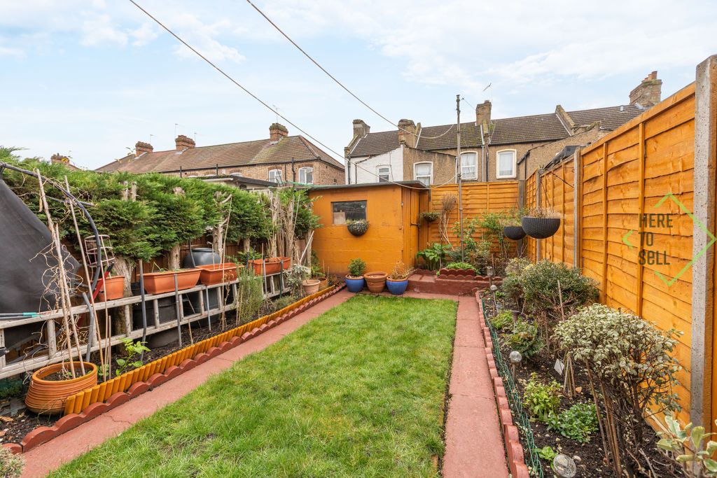 Property photo 2 of 14 Cornwallis Grove N9-10