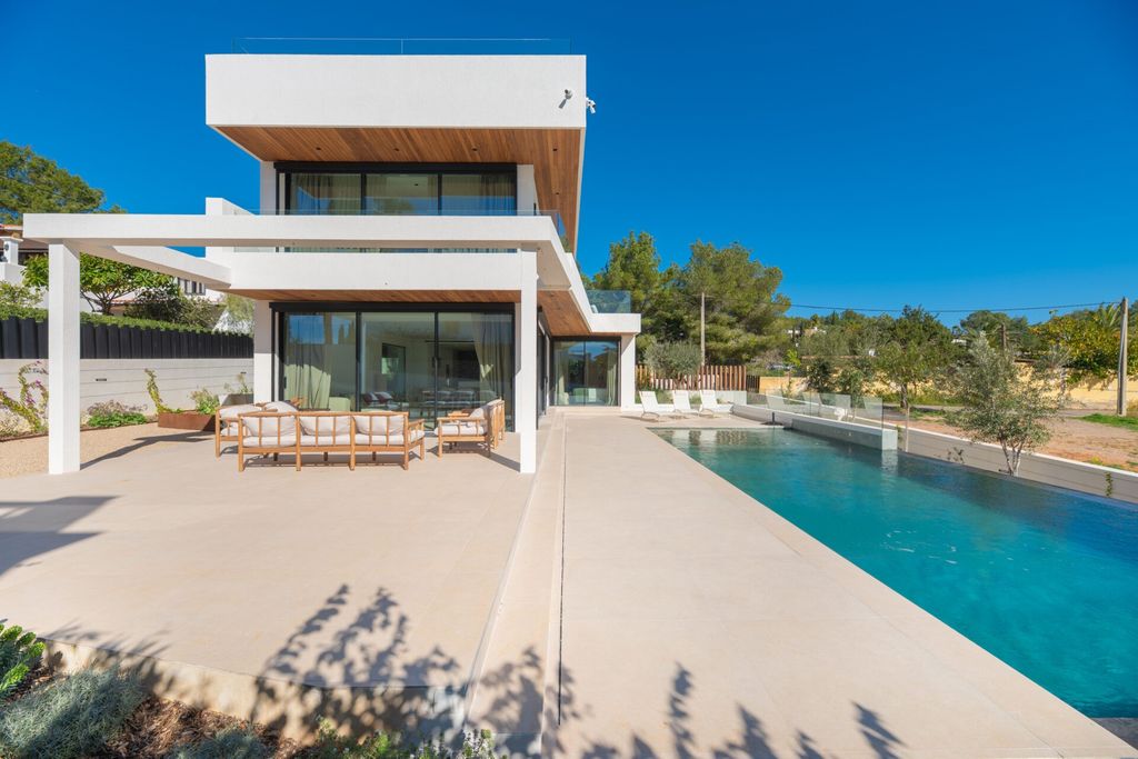 Property photo 2 of 20