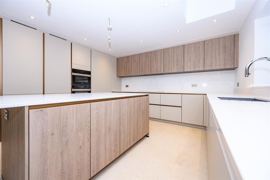 Property photo 2 of 18 Kitchen