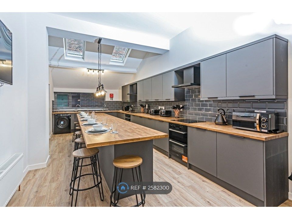 Property photo 3 of 11 Kitchen